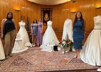 Moncada descubre los trajes que vestirán la Reina de las fiestas y sus damas