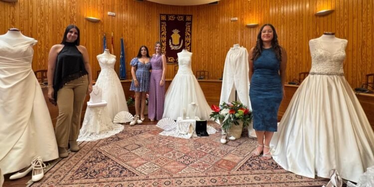 Moncada descubre los trajes que vestirán la Reina de las fiestas y sus damas