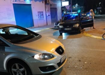 Accidente entre un motorista y un vehículo en la rotonda de la calle Badia y Monóvar