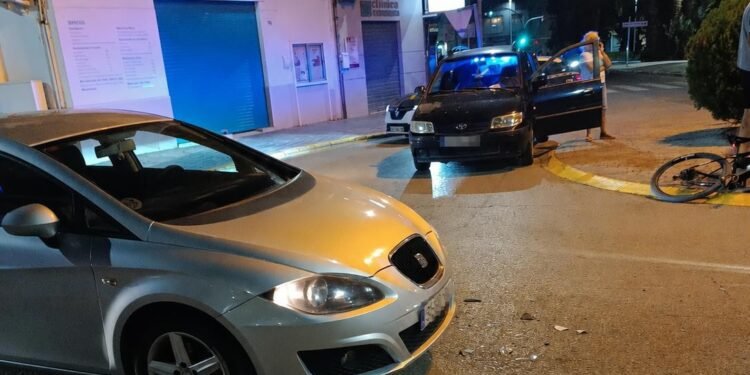 Accidente entre un motorista y un vehículo en la rotonda de la calle Badia y Monóvar