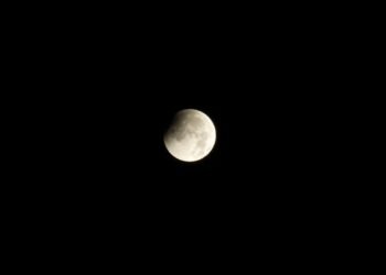 Eclipse parcial de Luna, así se ha visto desde Moncada esta madrugada