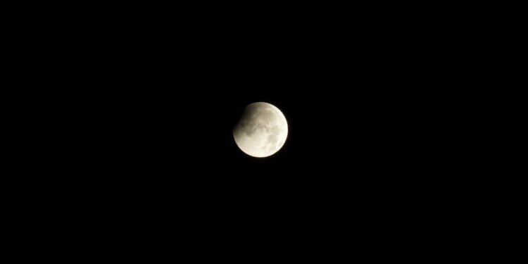 Eclipse parcial de Luna, así se ha visto desde Moncada esta madrugada