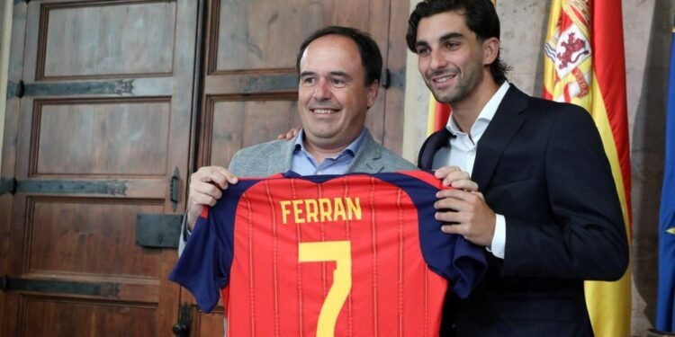 Ferran Torres ya es embajador de la Comunitat antes del recibimiento en Foios