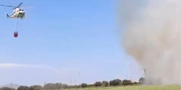 Un incendio cerca del Carraixet moviliza medios aéreos para la extinción del fuego
