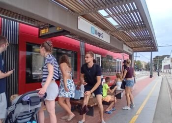Metrovalencia facilitará el desplazamiento masivo hacia la playa de la Malvarrosa