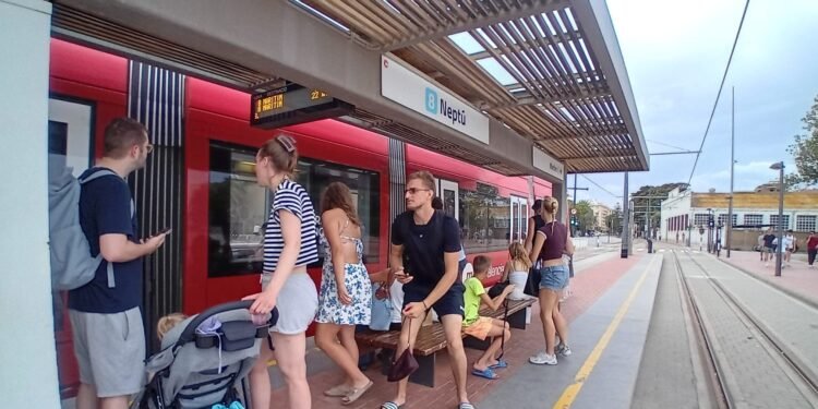 Metrovalencia facilitará el desplazamiento masivo hacia la playa de la Malvarrosa