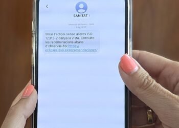 Sanitat envia un SMS a tota la població per a observar l’eclipsi de manera segura