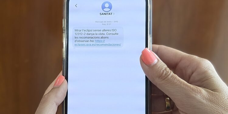 Sanitat envia un SMS a tota la població per a observar l’eclipsi de manera segura