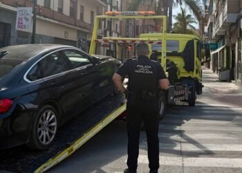 Colisión entre dos vehículos en el cruce entre Fernando el Católico y Luis Vives