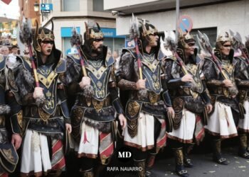 El desfile de Moros y Cristianos llena las calles de Moncada