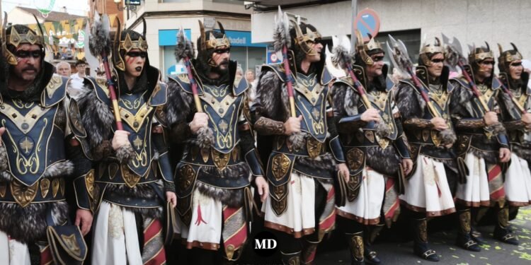El desfile de Moros y Cristianos llena las calles de Moncada