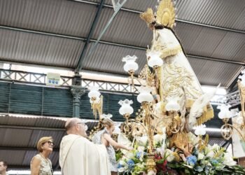 Moncada se rinde a la Mare de Déu en una ofrenda llena de fe y emoción