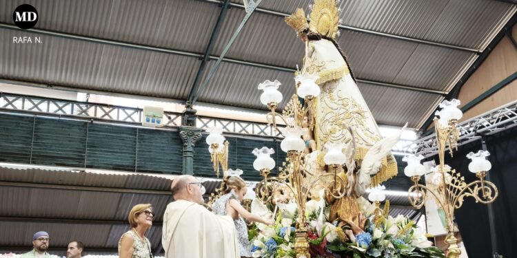 Moncada se rinde a la Mare de Déu en una ofrenda llena de fe y emoción