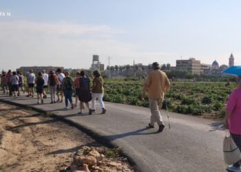 Al voltant de 300 persones recorren a peu el camí de les dones a la Jutera de Foios