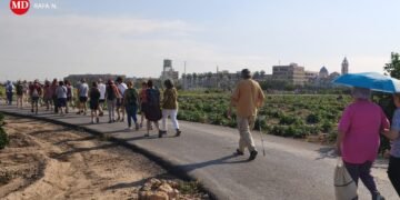 Al voltant de 300 persones recorren a peu el camí de les dones a la Jutera de Foios