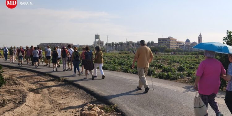 Al voltant de 300 persones recorren a peu el camí de les dones a la Jutera de Foios