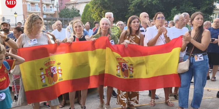 La concentración de apoyo a Ceuta en Moncada reúne a unos 150 asistentes