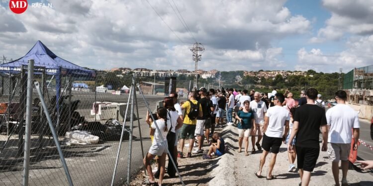 El rugido del ‘drift show’ toma la Pedrereta: 150 vehículos, 17 pilotos y 3.000 personas