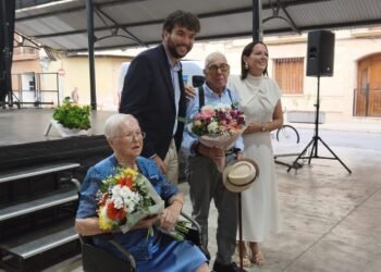 Moncada arropa a Isabel Fornell y Julio Zahonero en el homenaje a los mayores