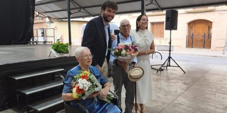 Moncada arropa a Isabel Fornell y Julio Zahonero en el homenaje a los mayores