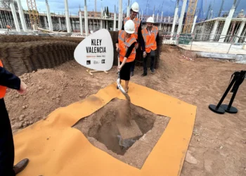 Kley Valencia coloca la primera piedra de su residencia de estudiantes de Moncada