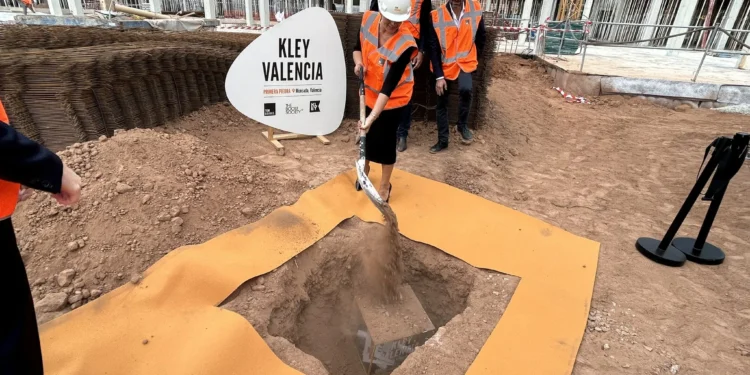 Kley Valencia coloca la primera piedra de su residencia de estudiantes de Moncada