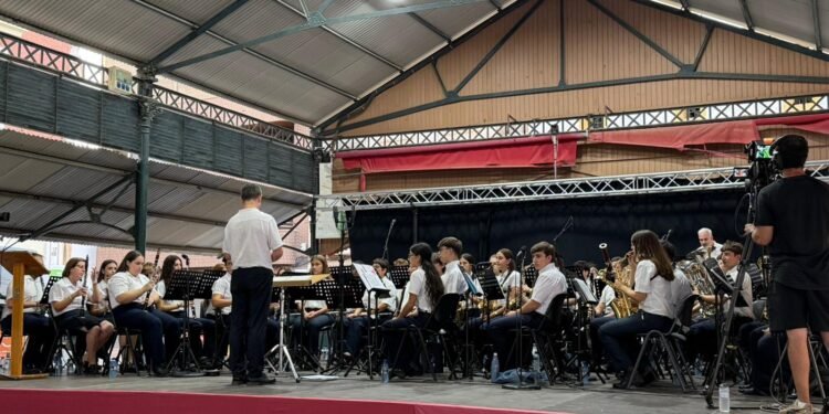 La Unió Musical plena de música el mercat vell amb el concert ‘Arrels de Terra’