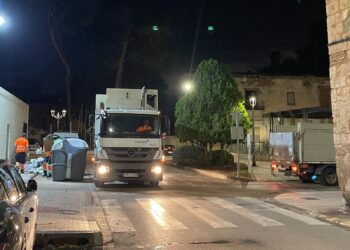 Moncada refuerza el servicio nocturno para retirar residuos acumulados en las calles