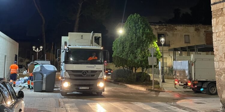 Moncada refuerza el servicio nocturno para retirar residuos acumulados en las calles