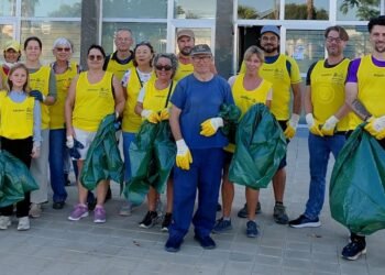 La cara más solidaria de Masies, una veintena de vecinos limpia el entorno