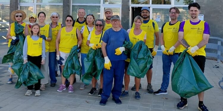 La cara más solidaria de Masies, una veintena de vecinos limpia el entorno