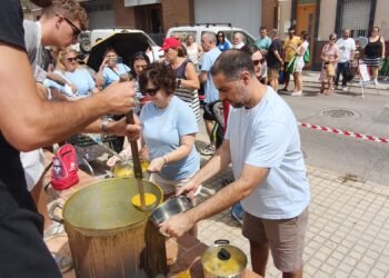 Moncada reparte 6700 raciones d’arròs amb fesols i naps cocinadas en 42 calderas