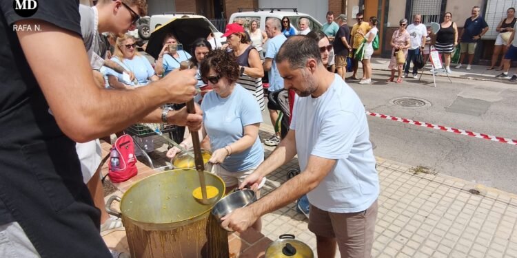 Moncada reparte 6700 raciones d’arròs amb fesols i naps cocinadas en 42 calderas