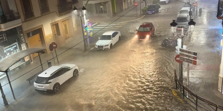 Ultima hora: Suena el Es-Alert, supermercados y calles anegadas