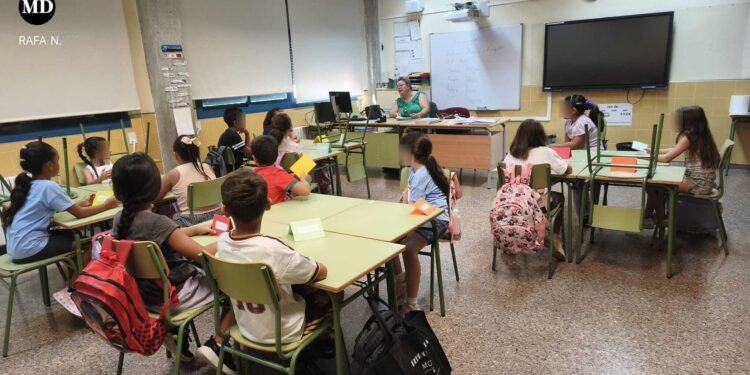 Mochilas, nervios y sonrisas en el inicio del curso escolar en Moncada