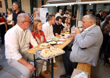 Més d’un centenar de xefs de d’Europa descobrixen l’esmorzar valencià