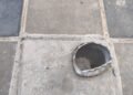 Restos de un poste metálico en la calle santa Cecilia dejan al descubierto una rebaba