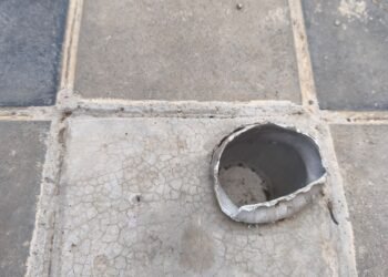 Restos de un poste metálico en la calle santa Cecilia dejan al descubierto una rebaba