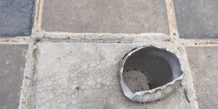 Restos de un poste metálico en la calle santa Cecilia  dejan al descubierto una rebaba