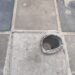Restos de un poste metálico en la calle santa Cecilia dejan al descubierto una rebaba
