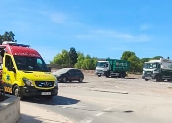 Moncada | Un ciclista pierde el control en una rotonda y es trasladado al Hospital