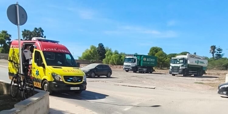 Moncada | Un ciclista pierde el control en una rotonda y es trasladado al Hospital