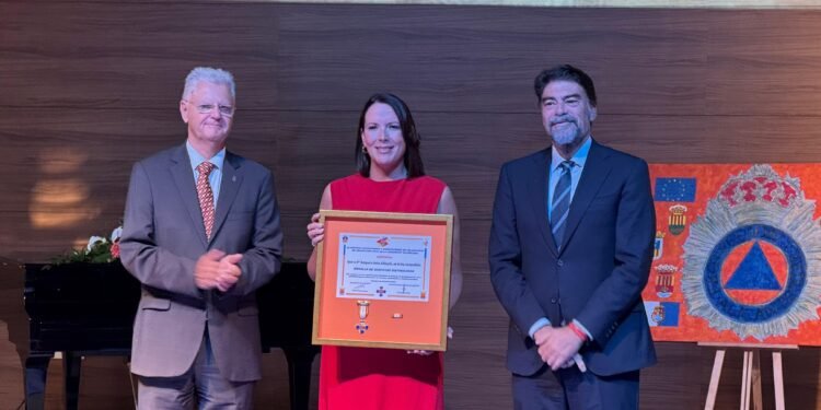 Amparo Orts recibe la Medalla de Servicios Distinguidos de Protección Civil por la ‘Operación Moncada’