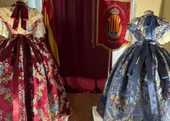 Fallas: ‘Borgoña’ y ‘azul mediterráneo’ los trajes para el estreno de Gemma y Paula