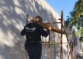 La artista ‘Mandi’ inicia el mural a tres generaciones de futbolistas de Moncada