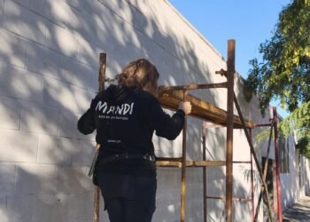 La artista ‘Mandi’ inicia el mural a tres generaciones de futbolistas de Moncada