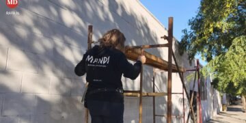 La artista ‘Mandi’ inicia el mural a tres generaciones de futbolistas de Moncada
