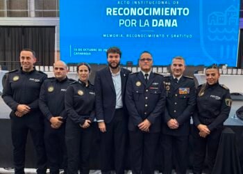 Catarroja condecora a la policía local de Moncada por su colaboración en la dana