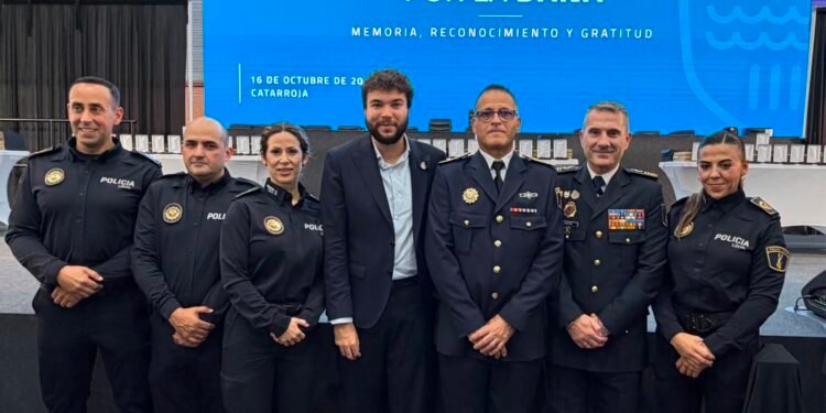 Catarroja condecora a la policía local de Moncada por su colaboración en la dana