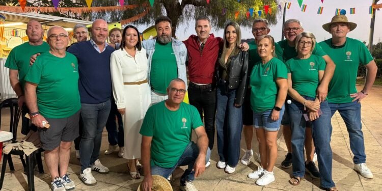 El barrio del Pilar de Moncada abre sus fiestas con la merienda de los mayores